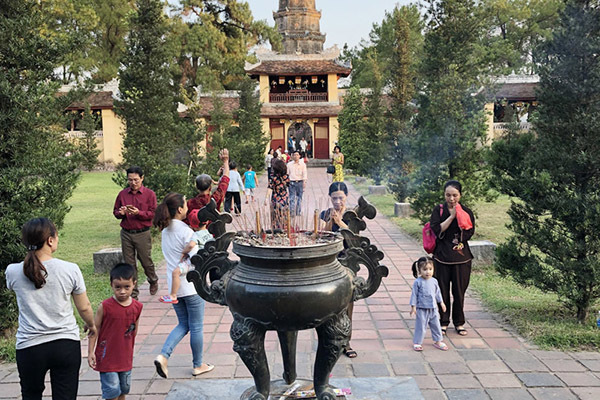 Chê Huế 'ám khí', 'nhang khói như nghĩa trang', cộng đồng mạng nổi giận