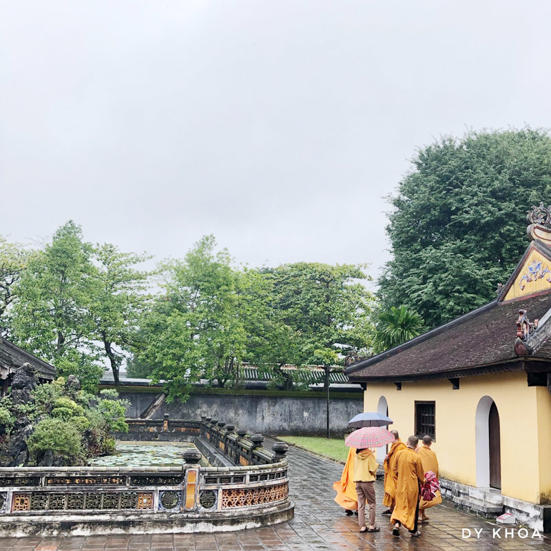 Chê Huế 'ám khí', 'nhang khói như nghĩa trang', cộng đồng mạng nổi giận