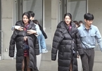 Kim Soo Hyun khoác áo cho Seo Ye Ji trong hậu trường phim