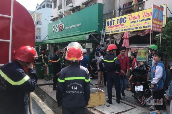 Giải cứu sáu người mắc kẹt trong căn nhà năm tầng cho sinh viên thuê