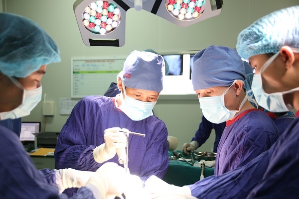 Vừa thay khớp gối, vừa 'xử lý' u xương đùi