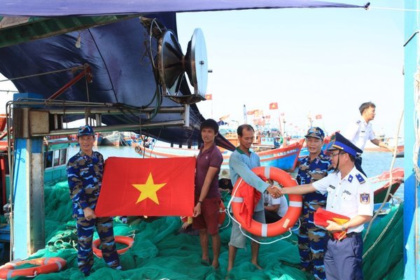 The Coast Guard and fishermen reach out to sea