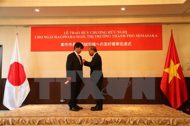 Japanese governor honoured with Vietnam’s Friendship Medal