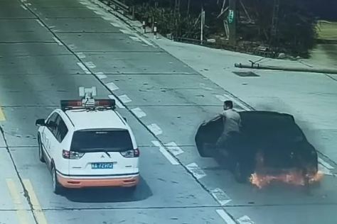 Ô tô bốc cháy trên cao tốc, tài xế cầu cứu vì không phanh xe lại được