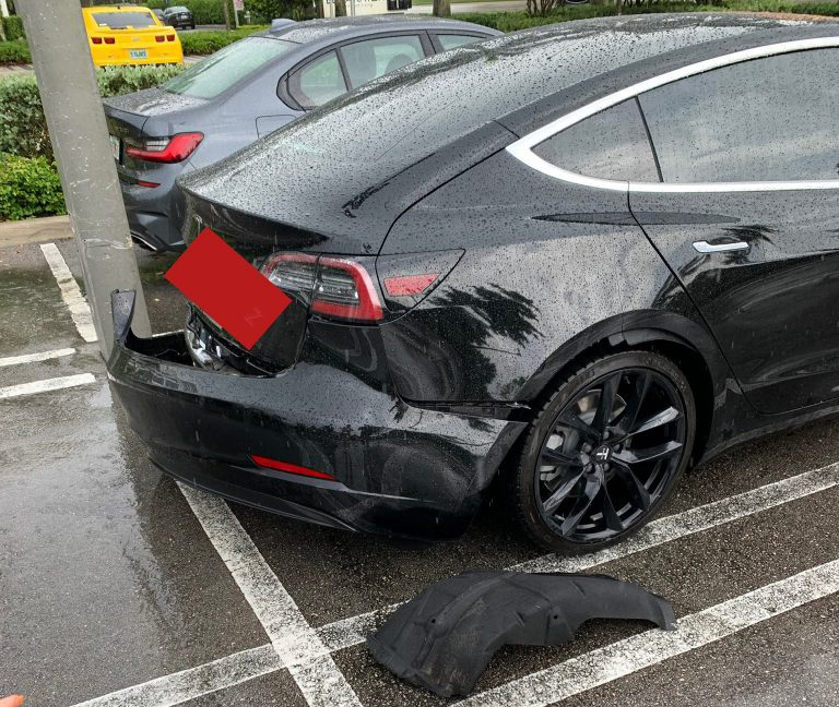 Tesla Model 3 đang chạy bỗng bung mất cản sau, nhân viên hãng nói do 