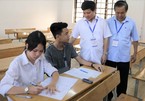 Thí sinh làm bài thi vào lớp 10 bằng máy ghi âm ở Hà Nội