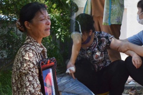 Nỗi đau 2 người mẹ trong vụ đầu độc bằng trà sữa ở Thái Bình: Người lặng lẽ ôm di ảnh con, người chết điếng nghe con nhận án tử