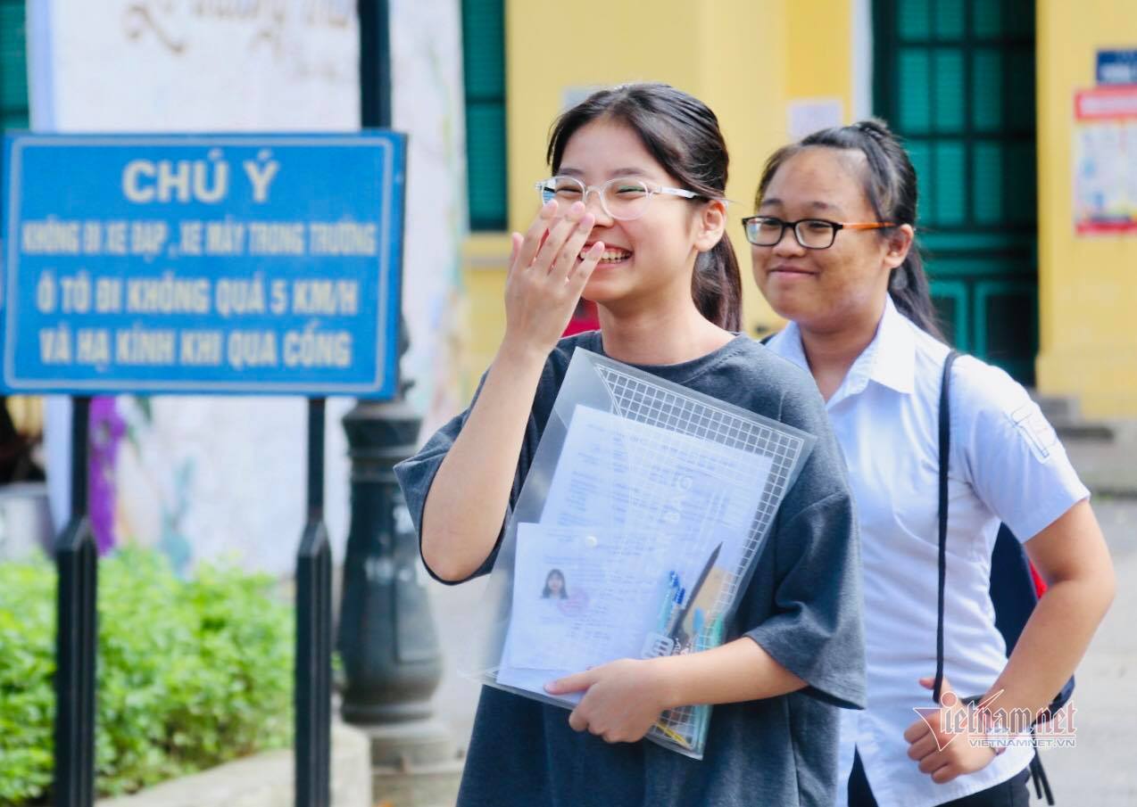 Thí sinh thi chuyên Anh gặp khó với bài luận về đọc sách và đọc báo