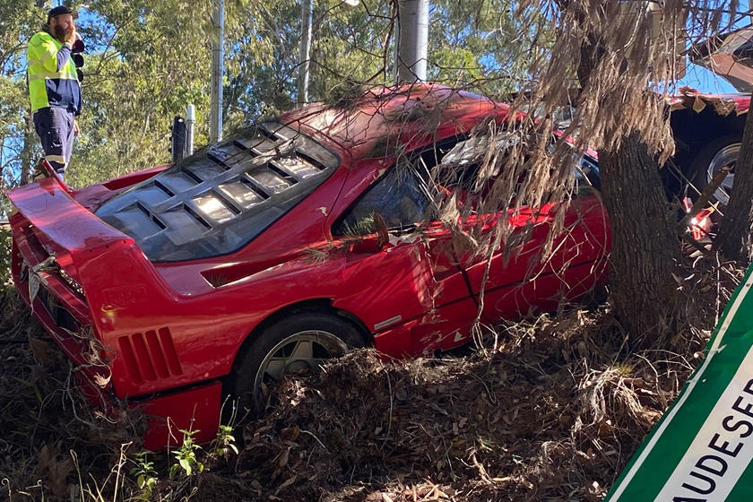 Ferrari F40 siêu hiếm vỡ nát đầu xe trong buổi lái thử