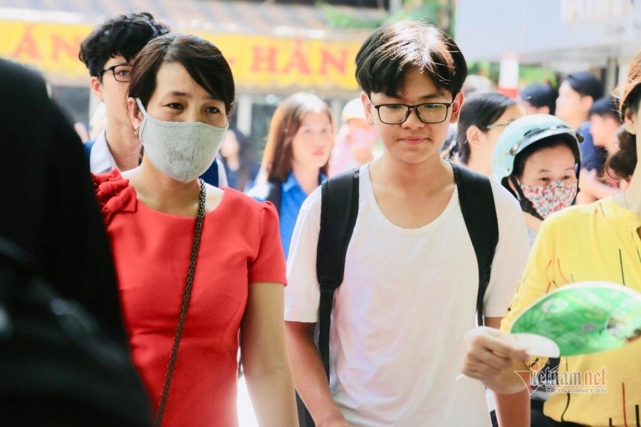 Đề thi vào lớp 10 chuyên Toán của Hà Nội