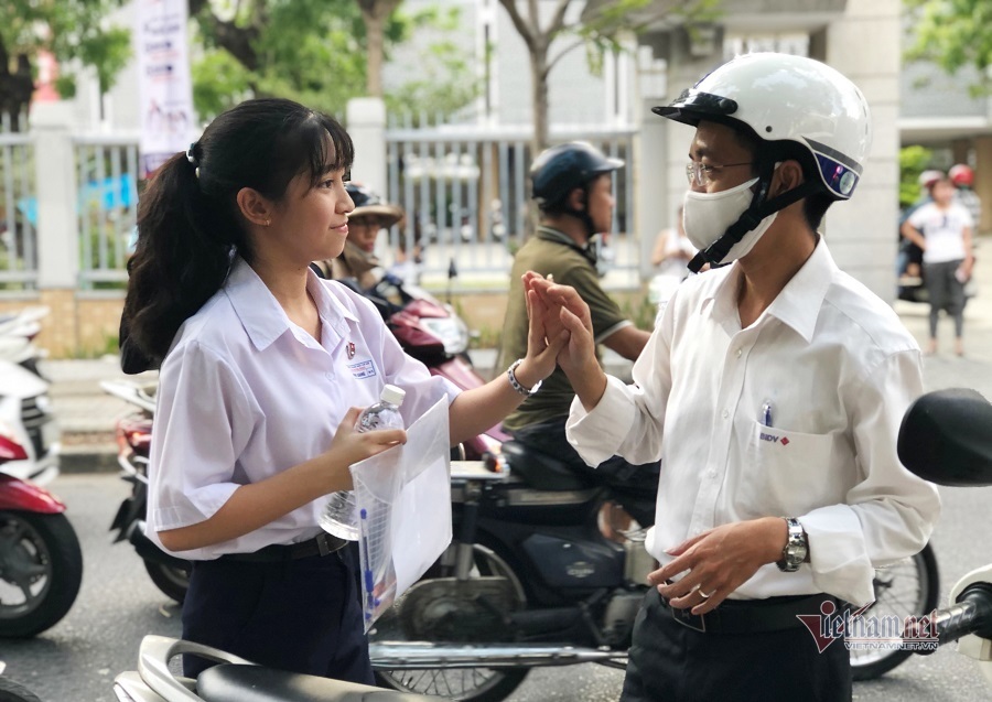 Đà Nẵng: Học sinh căng thẳng trong ngày thi đầu tiên vào lớp 10