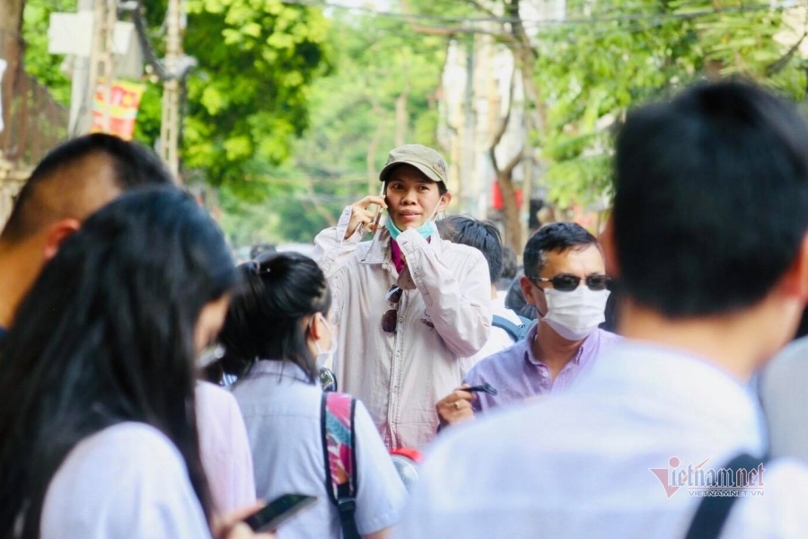 Những người mẹ bên ngoài 'cánh cửa' trường chuyên ở Hà Nội