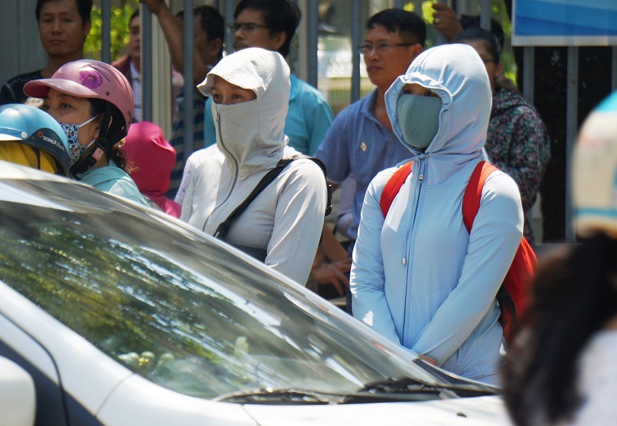 Phụ huynh 'hoá ninja' trước cổng trường mùa thi