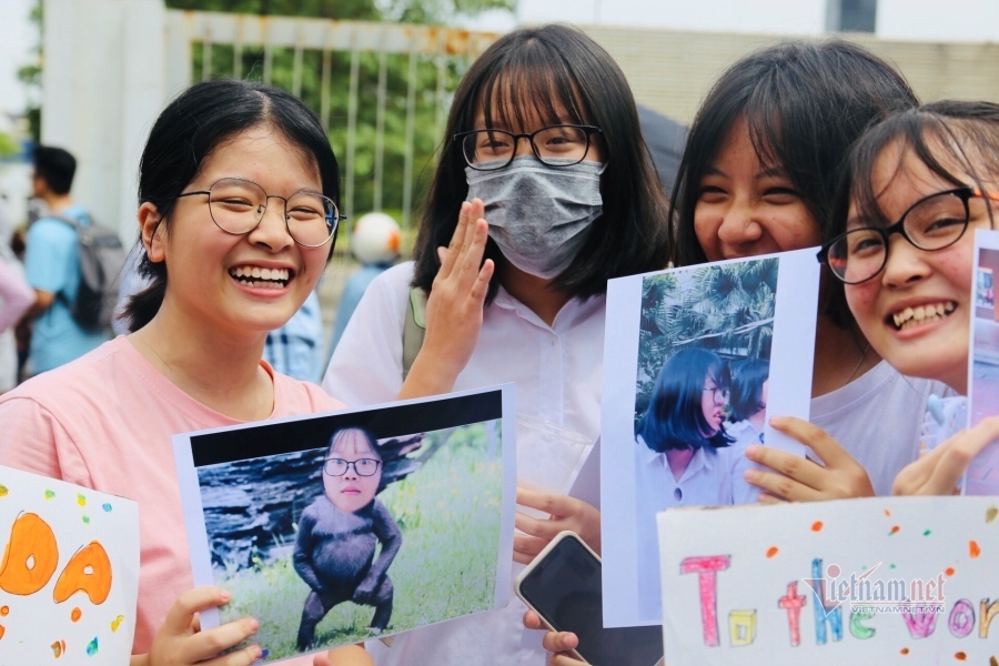 Nữ sinh thi chuyên, bạn thân đến cổ vũ như thần tượng