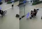 Cô gái đạp xe rơi vào hố lụt giữa phố Trung Quốc