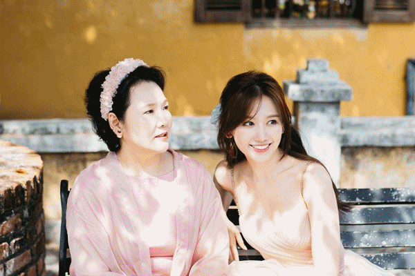 Ngoài 60, mẹ Hari Won vẫn xinh đẹp, trẻ trung
