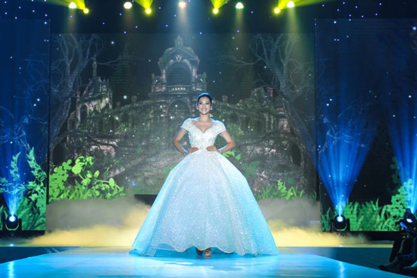 Hoa hậu Trần Tiểu Vy làm vedette show thời trang
