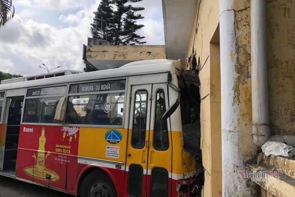 Sau cú húc của xe container, xe buýt lao xuyên tường nhà ga ở Hải Phòng