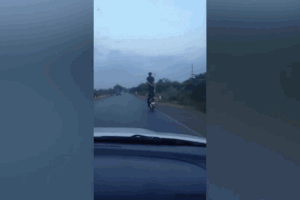 Thanh niên liều lĩnh đứng trên yên xe máy suốt quãng đường dài