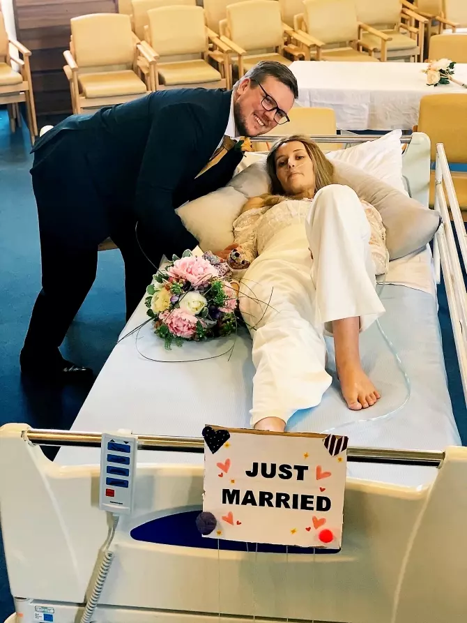 Bị chẩn đoán mắc ung thư, cô gái được bạn trai tổ chức cưới tại bệnh viện