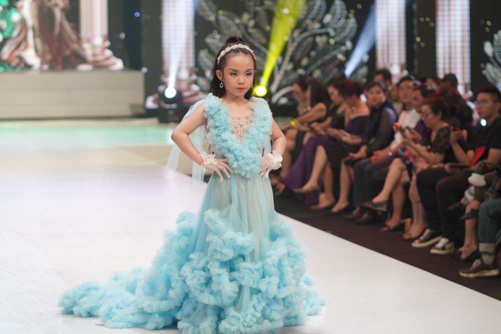 Mẫu nhí 7 tuổi trình diễn trong đêm thời trang của NTK Phương Hồ