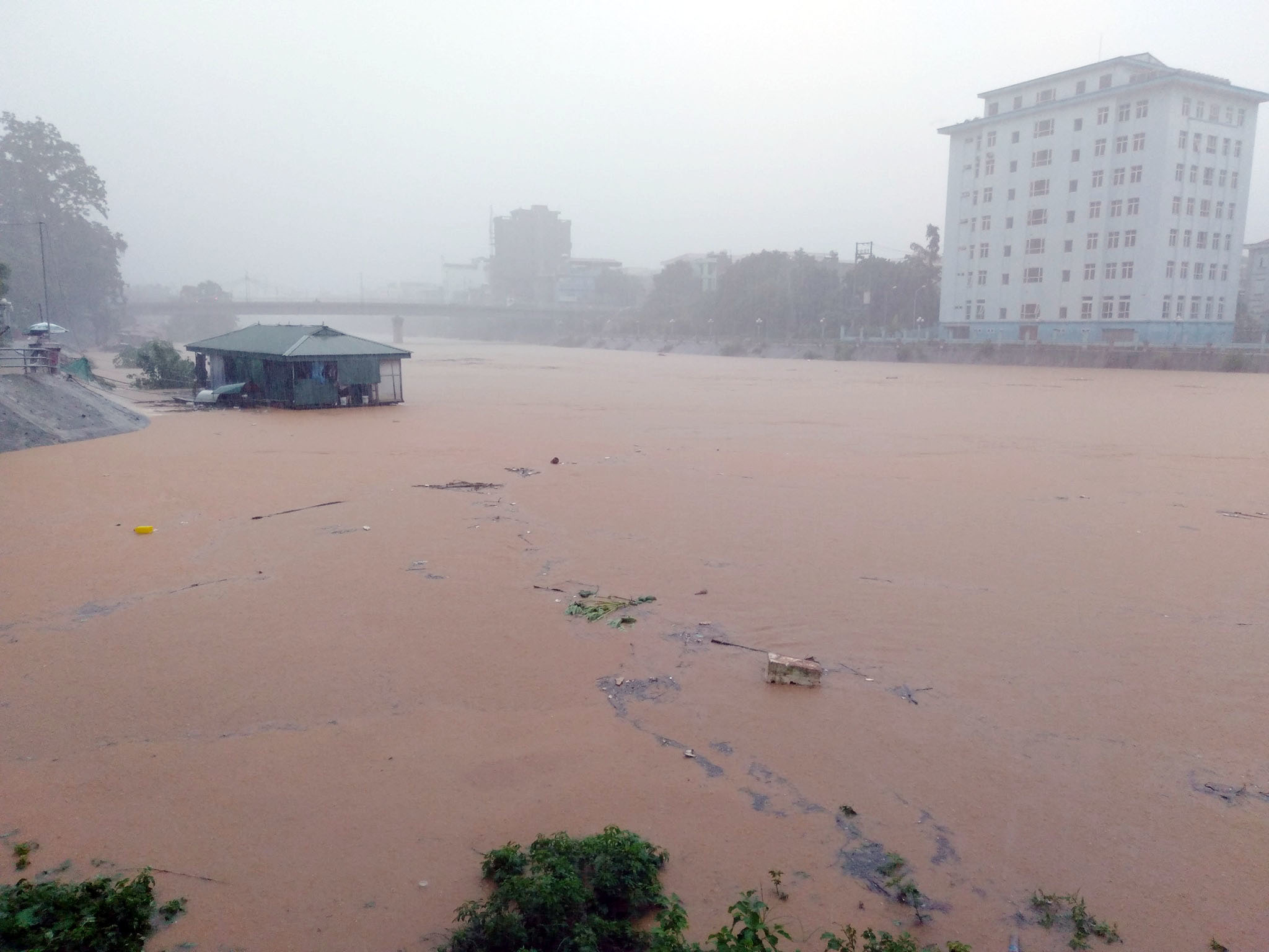 Thành phố Hà Giang chìm trong biển nước, 2 mẹ con bị vùi chết