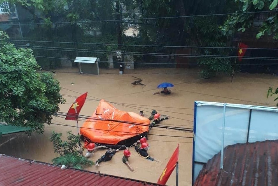 Thành phố Hà Giang chìm trong biển nước, 2 mẹ con bị vùi chết