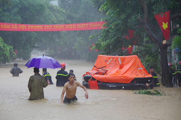 Thành phố Hà Giang chìm trong biển nước, 2 mẹ con bị vùi chết