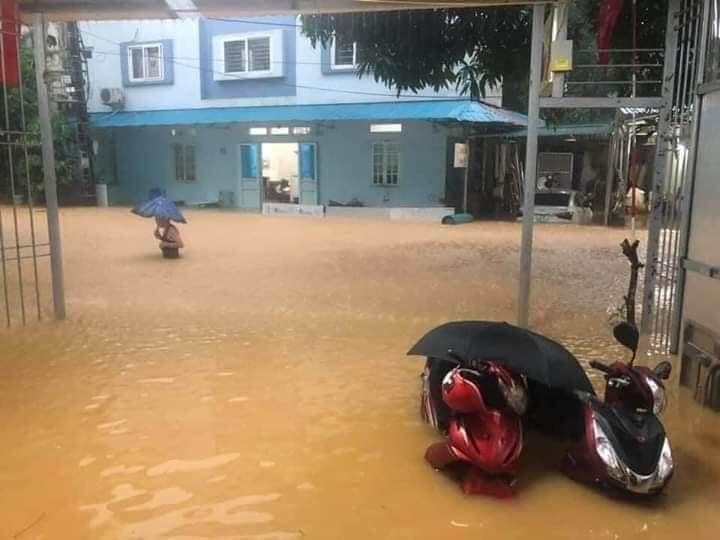 Thành phố Hà Giang chìm trong biển nước, 2 mẹ con bị vùi chết