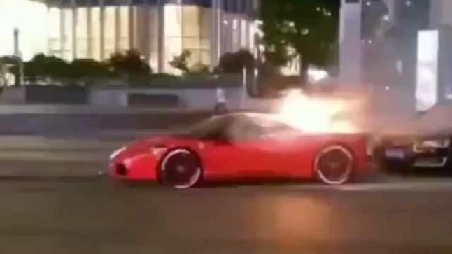 Ferrari 458 Italia chục tỷ bốc cháy trên đường, xe Audi đỗ đằng sau bị vạ lây