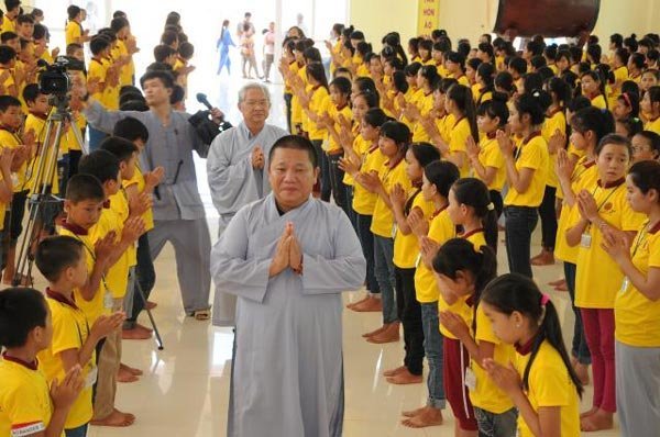 Những đại gia Việt 'dẹp' sự nghiệp đỉnh cao với khối tài sản khổng lồ lên núi ở ẩn