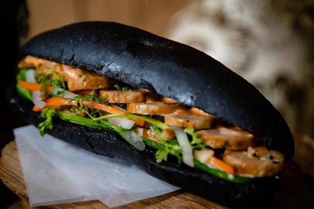 Charcoal bread attracts customers in Quang Ninh