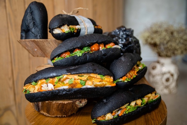 Charcoal bread attracts customers in Quang Ninh