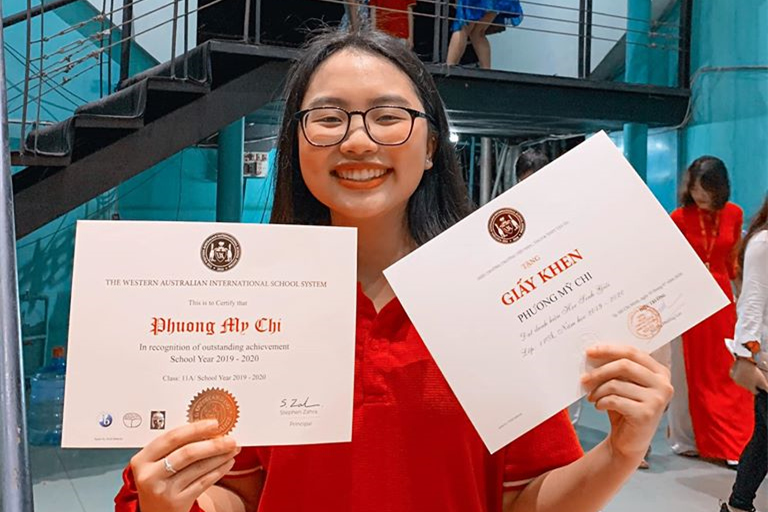 Nổi tiếng, đắt sô, Phương Mỹ Chi vẫn học giỏi