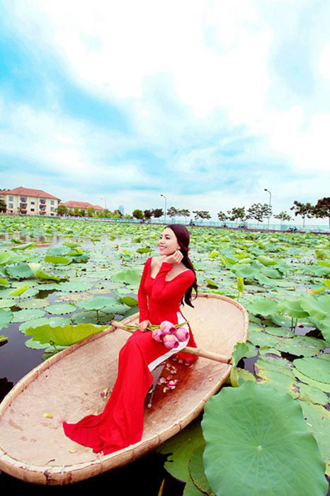 H'hen, Midu, BTV Hoài Anh đẹp dịu dàng bên sen