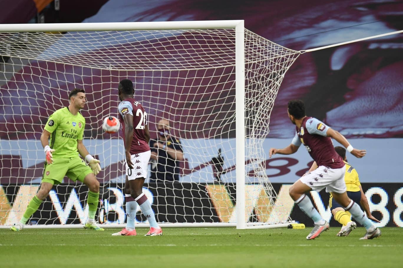 Đánh gục Arsenal, Aston Villa thoát hiểm ngoạn mục