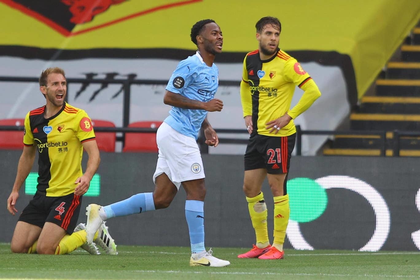 Sterling lập cú đúp, Man City trút giận lên Watford