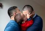 Người đồng tính Trung Quốc 'dễ thở' hơn sau khi sinh con cho ông bà bế