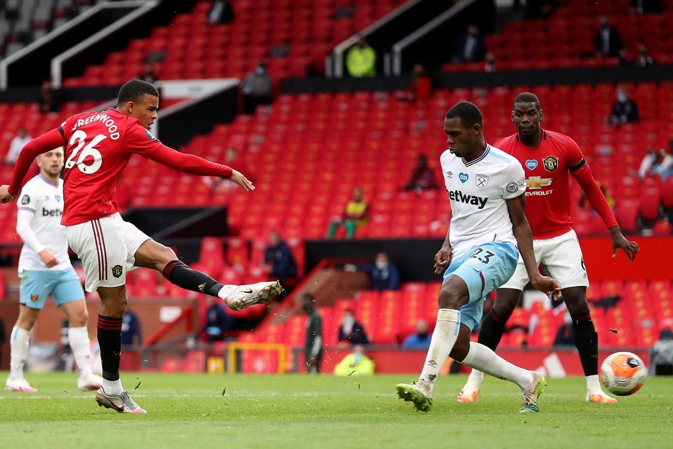 Hòa hú vía West Ham, MU lết vào top 3