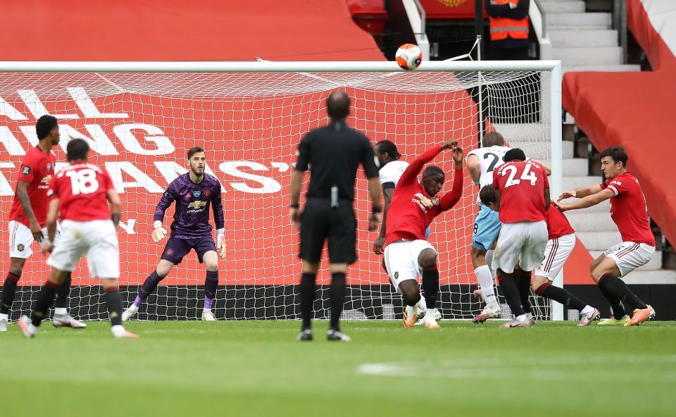 Pogba xin lỗi vì đẩy MU vào thế bí, Solskjaer lên gân