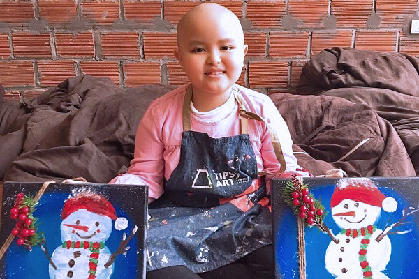 Bé gái 8 tuổi giỏi vẽ mong manh mạng sống vì ung thư máu