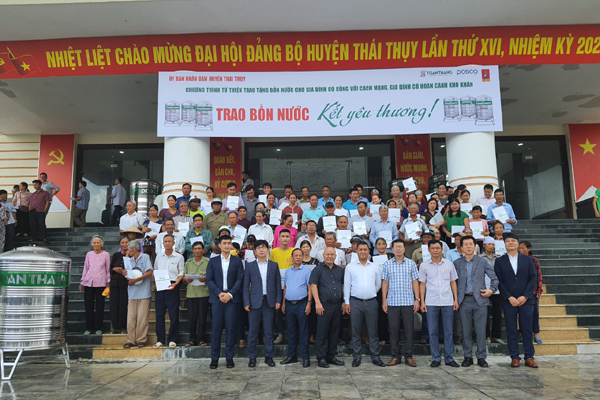 Tặng 200 bồn chứa nước cho hộ nghèo Thái Bình, Vĩnh Phúc