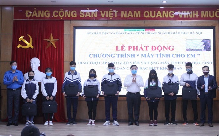Hà Nội tặng máy tính giúp trò nghèo học trực tuyến