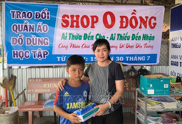 Teacher helps poor students with charity drive
