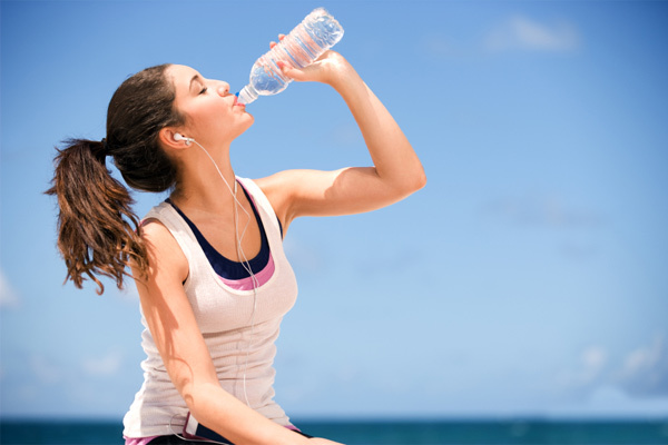 Uống nhiều nước nhưng vẫn khô miệng: Dấu hiệu của bốn bệnh phổ biến