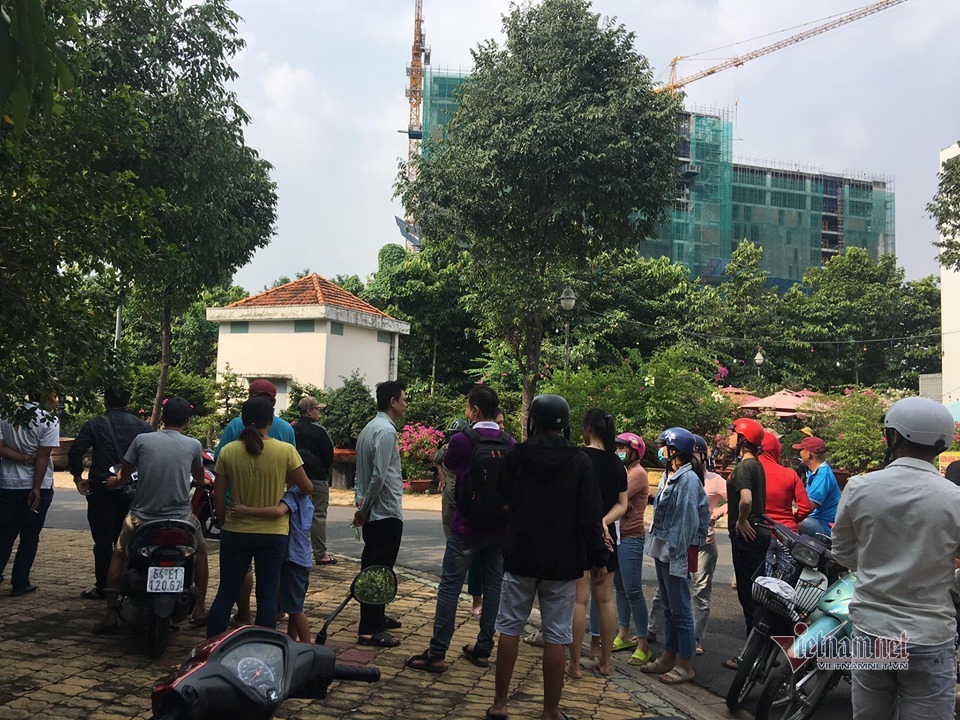 Nam sinh gục chết bên xe máy cạnh trường mầm non ở Sài Gòn