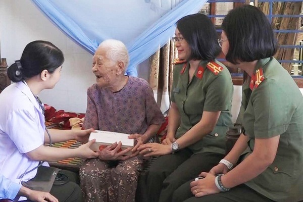 Công an Đà Nẵng đến từng nhà các Mẹ Việt Nam Anh hùng khám bệnh, cấp thuốc
