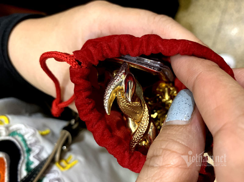 Dồn tiền mua vàng trang sức, tưởng chỉ làm đẹp ai ngờ thắng lớn