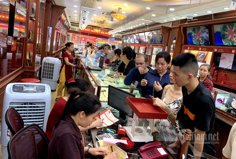 Vàng đắt nhất mọi thời đại: Dân vét két, ùn ùn đi bán