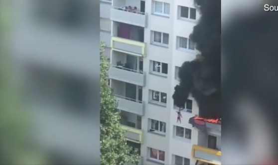 Video: Anh 10 tuổi thả em rơi từ tầng 4 đang cháy ngùn ngụt rồi nhảy theo
